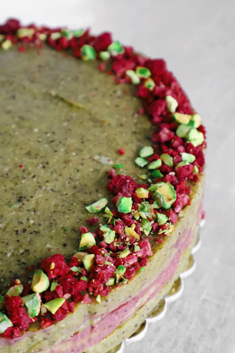 Pistachio cake with a crown of raspberry and pistachio crumbs